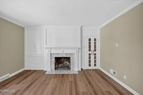 Living - 2708 Riverview Dr, Maumee, OH 43537 photo 8 of 9