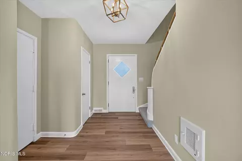 Entry Way - 2708 Riverview Dr, Maumee, OH 43537 photo 3 of 8