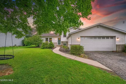 379 Birchdale Rd, Perrysburg, OH 43551