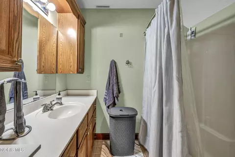 Bath - 5500 Brookview Ln, Upper Sandusky, OH 43351 photo 2 of 6