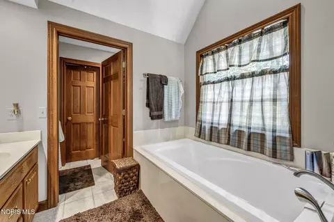 Bath - 5500 Brookview Ln, Upper Sandusky, OH 43351 photo 3 of 6