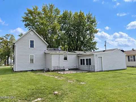 Exterior - 906 W Wayne St, Paulding, OH 45879 photo 3 of 4