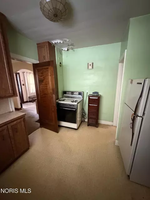 Kitchen - 614 Wamba Ave, Toledo, OH 43607 photo 2 of 2