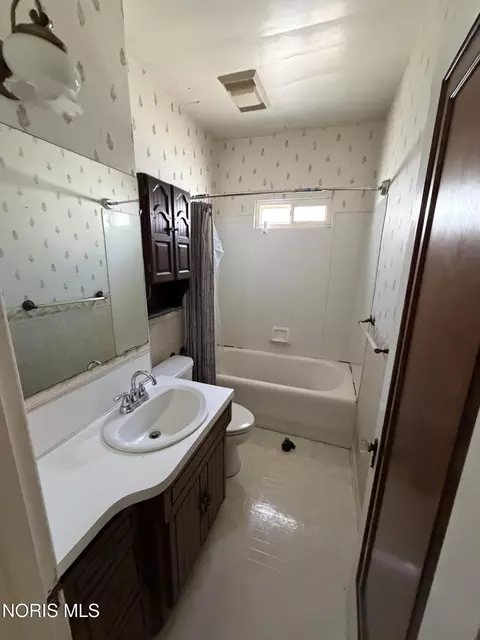 Bath - 614 Wamba Ave, Toledo, OH 43607 photo 1 of 1