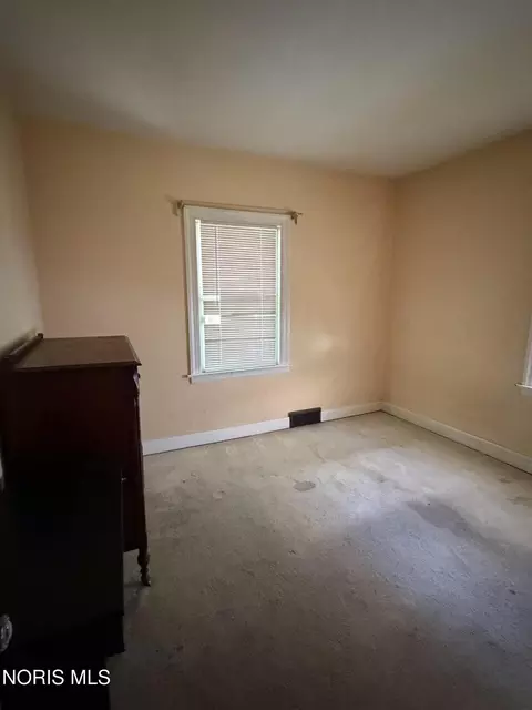 Bedroom - 614 Wamba Ave, Toledo, OH 43607 photo 3 of 4