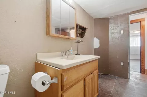 Bath - 507 W Perry St, Paulding, OH 45879 photo 6 of 7