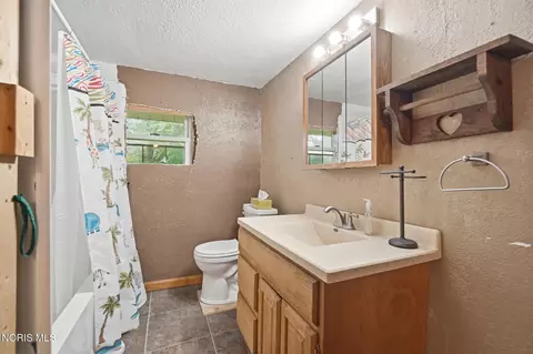 Bath - 507 W Perry St, Paulding, OH 45879 photo 3 of 7