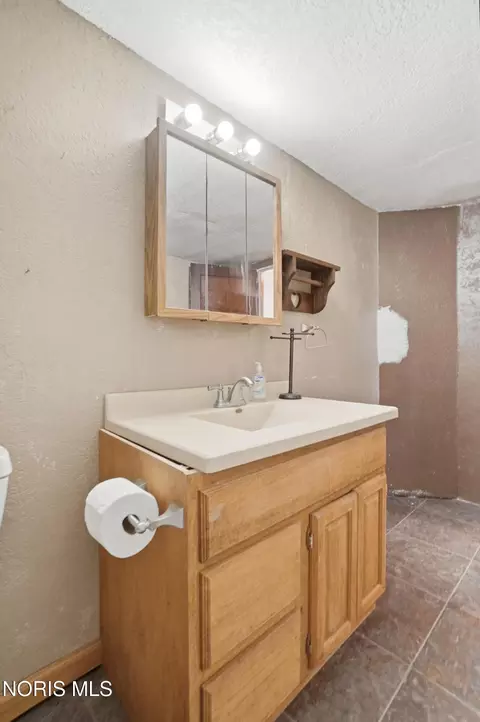 Bath - 507 W Perry St, Paulding, OH 45879 photo 7 of 7