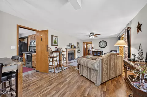 Living - 246 Eagle St, Findlay, OH 45840 photo 2 of 4