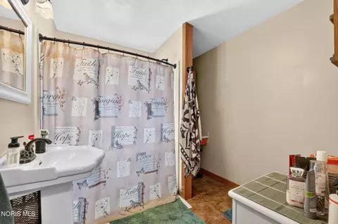 Bath - 246 Eagle St, Findlay, OH 45840 photo 2 of 2