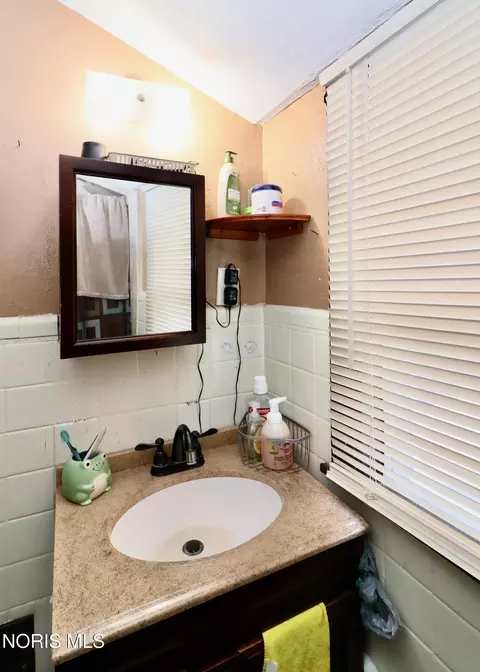 Bath - 825 Secor Rd, Toledo, OH 43607 photo 5 of 6