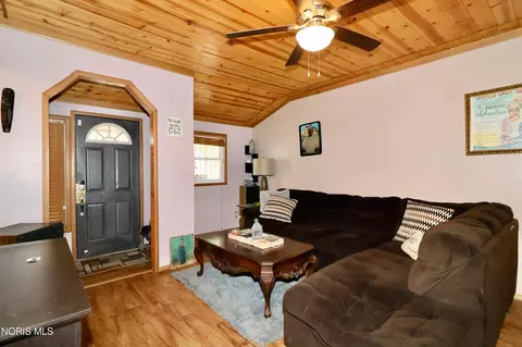 Entry Way - 825 Secor Rd, Toledo, OH 43607 photo 3 of 5