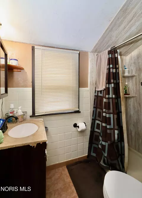 Bath - 825 Secor Rd, Toledo, OH 43607 photo 3 of 6