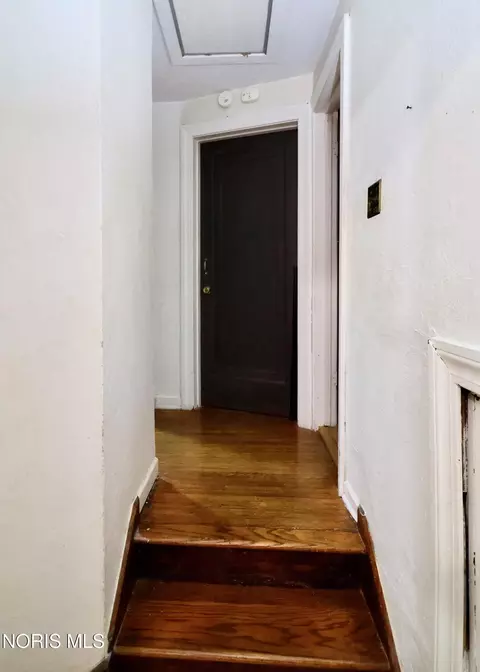 Entry Way - 825 Secor Rd, Toledo, OH 43607 photo 5 of 5