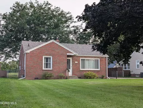 404 E Union St, Walbridge, OH 43465 photo 2