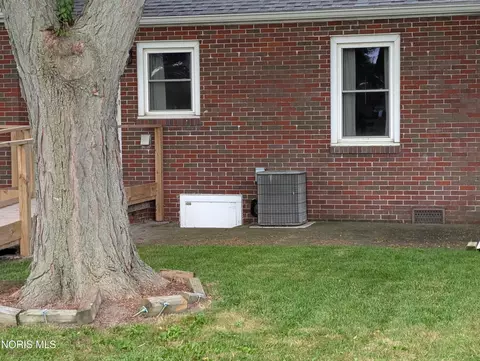 Exterior - 404 E Union St, Walbridge, OH 43465 photo 3 of 7