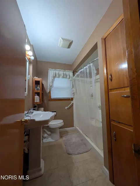 Bath - 404 E Union St, Walbridge, OH 43465 photo 2 of 2