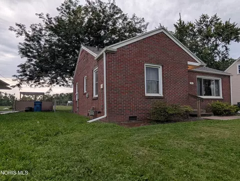 Exterior - 404 E Union St, Walbridge, OH 43465 photo 5 of 7