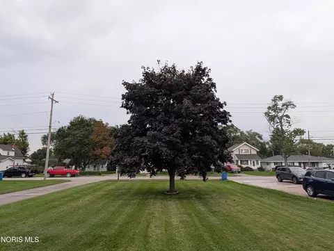 Exterior - 404 E Union St, Walbridge, OH 43465 photo 4 of 7
