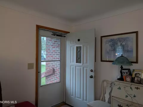 Entry Way - 404 E Union St, Walbridge, OH 43465 photo 2 of 3