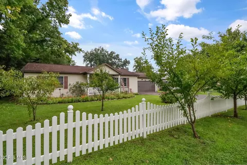 810 Olyander Rd, Holland, OH 43528
