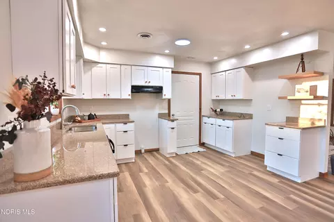 Kitchen - 121 Avalon Dr, Bryan, OH 43506 photo 2 of 4