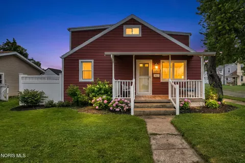 902 E 2nd St, Port Clinton, OH 43452