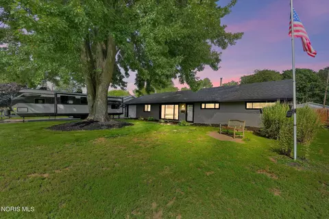 124 Saint Richards Ct, Swanton, OH 43558