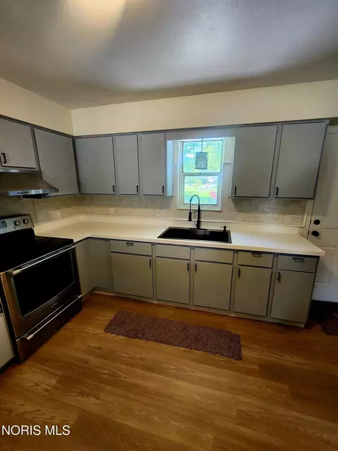 Kitchen - 1024 Ranch Dr, Toledo, OH 43607 photo 2 of 2