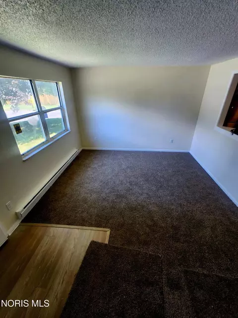 Living - 1024 Ranch Dr, Toledo, OH 43607 photo 2 of 3