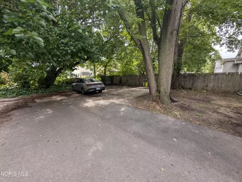 Exterior - 2034 Perth St, Toledo, OH 43607 photo 3 of 4