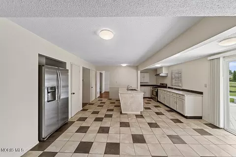 Kitchen - 2416 Springmill Rd, Findlay, OH 45840 photo 3 of 5