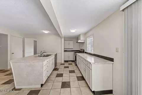 Kitchen - 2416 Springmill Rd, Findlay, OH 45840 photo 5 of 5