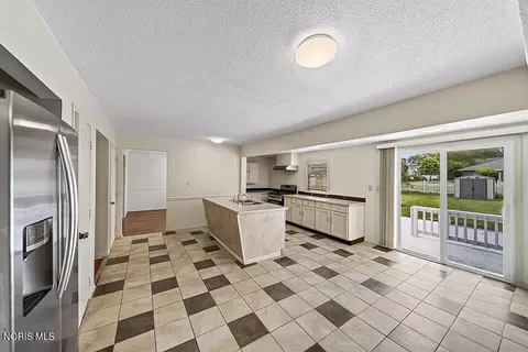 Kitchen - 2416 Springmill Rd, Findlay, OH 45840 photo 2 of 5