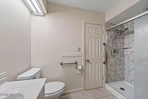 Bath - 2416 Springmill Rd, Findlay, OH 45840 photo 2 of 3
