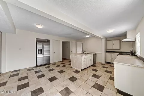 Kitchen - 2416 Springmill Rd, Findlay, OH 45840 photo 4 of 5