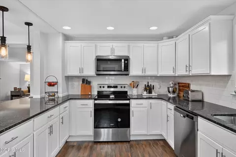 Kitchen - 219 E Dudley St, Maumee, OH 43537 photo 4 of 6