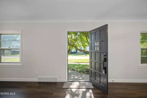 Entry Way - 1125 Searles Rd, Toledo, OH 43607 photo 1 of 4