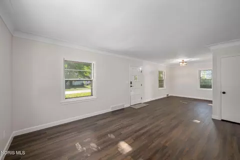 Living - 1125 Searles Rd, Toledo, OH 43607 photo 2 of 5