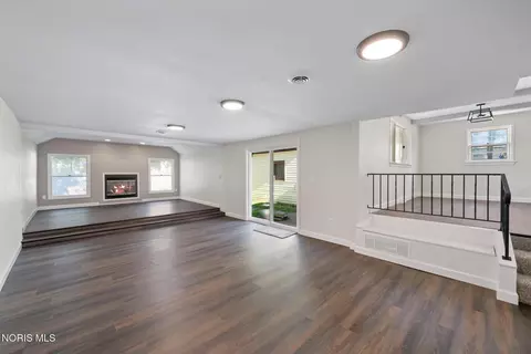 Living - 1125 Searles Rd, Toledo, OH 43607 photo 4 of 5