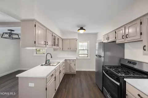 Kitchen - 1125 Searles Rd, Toledo, OH 43607 photo 2 of 3