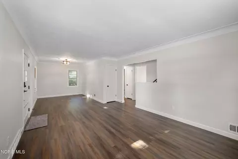Living - 1125 Searles Rd, Toledo, OH 43607 photo 1 of 5