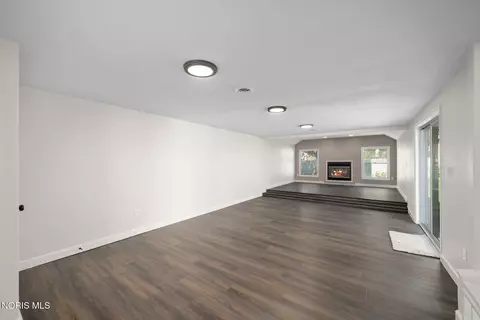 Living - 1125 Searles Rd, Toledo, OH 43607 photo 3 of 5