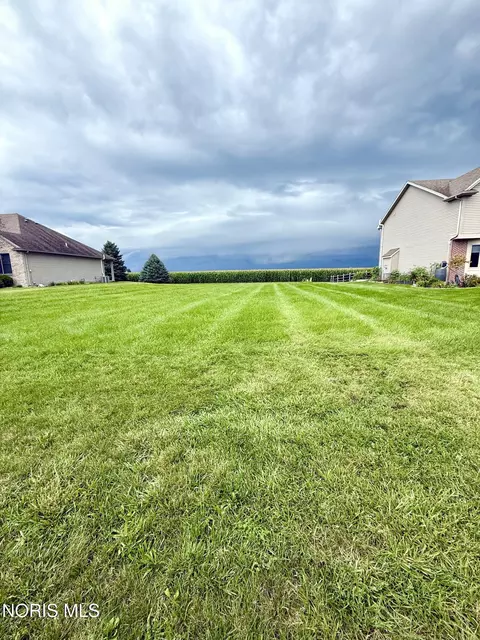1096 Westridge Dr, Waterville, OH 43566
