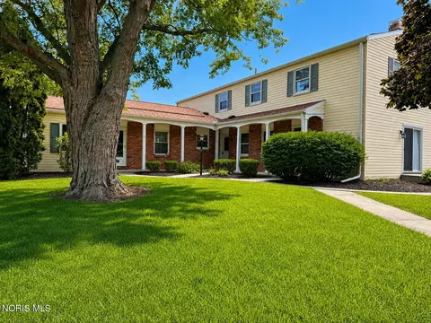 160 Quail Rd #18, Perrysburg, OH 43551