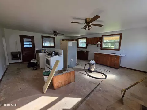 Living - 434 Elm St, Deshler, OH 43516 photo 5 of 6