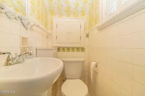 Bath - 2125 Mount Vernon Ave, Toledo, OH 43607 photo 1 of 6