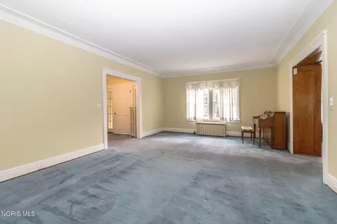 Living - 2125 Mount Vernon Ave, Toledo, OH 43607 photo 2 of 6