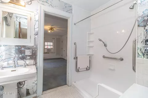 Bath - 2125 Mount Vernon Ave, Toledo, OH 43607 photo 6 of 6