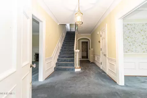 Entry Way - 2125 Mount Vernon Ave, Toledo, OH 43607 photo 1 of 4
